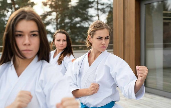 Was sind die besten Methoden, um die Schlagkraft im Karate zu entwickeln?